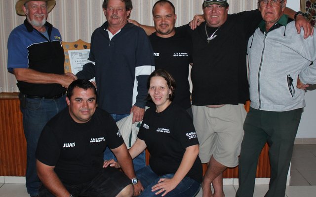 Agter: Kobus van Staden (Sakekamer), Kennith van Rensburg (Eienaar, L en S Motors)), Theuns Otto, Nico du Plessis en Tommie van Niekerk (spanbestuurder). Voor: Juan en Leisha Havenga